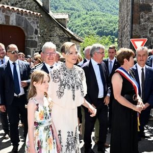 À Vic-sur-Cère, Gabriella, la jeune comtesse de Carladès a inauguré le square qui porte désormais son nom, recevant les clefs de la ville des mains de la maire.

Le prince Albert II de Monaco, la princesse Charlène de Monaco, le prince Jacques de Monaco, marquis des Baux, et la princesse Gabriella de Monaco, comtesse de Carladès, ont été accueillis à Vic-sur-Cère, dans le Cantal, en France. © Bruno Bebert/Bestimage