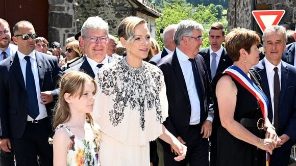 Charlène de Monaco et Gabriella en fleurs : duo mère-fille stylé pour une visite princière dans le Cantal