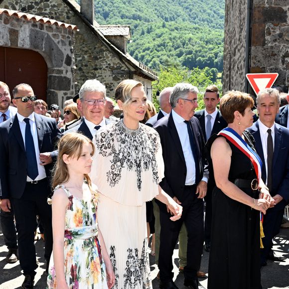 À Vic-sur-Cère, Gabriella, la jeune comtesse de Carladès a inauguré le square qui porte désormais son nom, recevant les clefs de la ville des mains de la maire.

Le prince Albert II de Monaco, la princesse Charlène de Monaco, le prince Jacques de Monaco, marquis des Baux, et la princesse Gabriella de Monaco, comtesse de Carladès, ont été accueillis à Vic-sur-Cère, dans le Cantal, en France. © Bruno Bebert/Bestimage