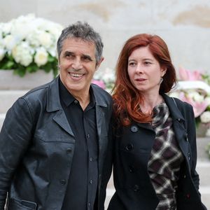 Interviewé par "Télé 7 Jours", Julien Clerc a évoqué sa relation amoureuse avec Hélène Gremillon qui partage sa vie.

Julien Clerc et sa compagne Hélène Grémillon - Sortie des obsèques de l'auteure-compositrice-interprète et actrice française Françoise Hardy au crématorium du cimetière du Père-Lachaise à Paris, France. © Jacovides-Moreau/Bestimage