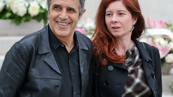Julien Clerc en couple avec Hélène Grémillon : le chanteur évoque leurs 30 ans de différence