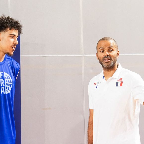 Nathan SOLIMAN, de l'équipe de France U17, et Tony Parker, sélectionneur de l'équipe de France U17, lors de la conférence de presse à l'INSEP le 23 juin 2026 à Vincennes, en France. 

Photo de Emilian Baldow/Icon Sport/ABACAPRESS.COM