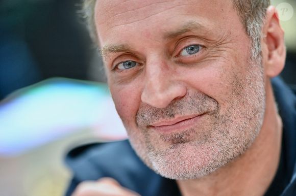Augustin Trapenard dédicace au Salon du livre de Paris au Grand Palais à Paris le 17 avril 2026. Le salon, qui se tient jusqu'au 19 avril, a pour thème central la bande dessinée. Photo par Franck Castel/ABACAPRESS.COM