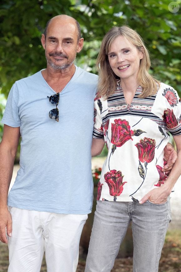 La comédienne n'en dira pas plus ne donnant ni l'emplacement de l'ex-Inconnu...

Bernard Campan et Isabelle Carre assistent au Photocall de La Degustation lors du 15ème Festival du Film Francophone d'Angoulême, le 26 août 2022 à Angoulême, France. Photo by David Niviere/ABACAPRESS.COM