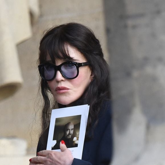 Isabelle Adjani - Personnalités aux obsèques de Jean-Paul Rappeneau en l’église Saint-Sulpice à Paris le 10 septembre 2026
©Agence/Bestimage