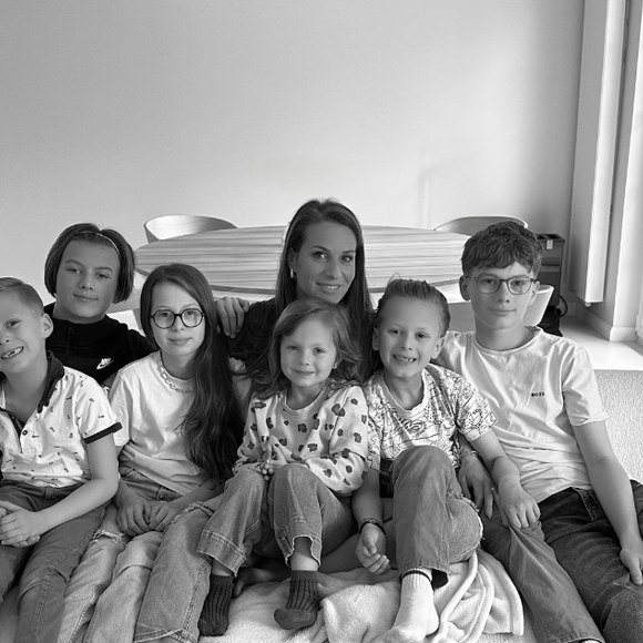 Pour le plus grand bonheur de Camille Santoro.

Camille Santoro de "Familles nombreuses" avec ses enfants, le 25 mai 2025
Instagram @madame.santoro