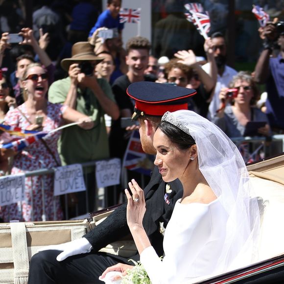 Le prince Harry, duc de Sussex, et Meghan Markle, duchesse de Sussex, en calèche à la sortie du château de Windsor après leur mariage le 19 mai 2018 (Backgrid UK/ Bestimage).