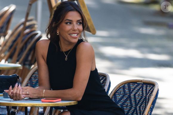 L'actrice et réalisatrice Eva Longoria a été aperçue en tournage ce matin pour la série CNN "Searching for France" à La Parisienne, la célèbre boulangerie parisienne connue pour fournir les baguettes du palais présidentiel français.

© Julien Sarkissian / Bestimage