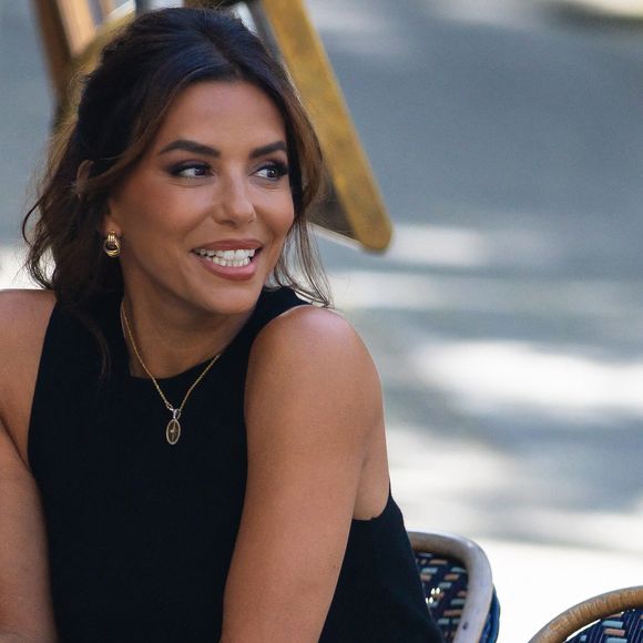 L'actrice et réalisatrice Eva Longoria a été aperçue en tournage ce matin pour la série CNN "Searching for France" à La Parisienne, la célèbre boulangerie parisienne connue pour fournir les baguettes du palais présidentiel français.

© Julien Sarkissian / Bestimage