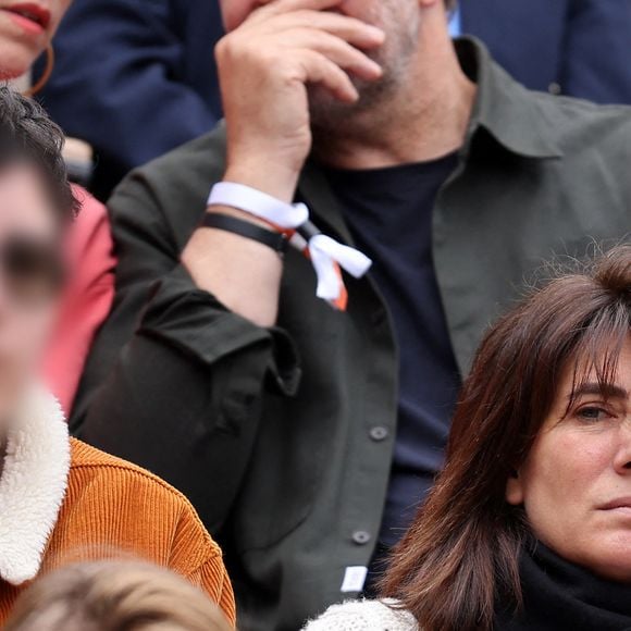C'est une fois de plus en compagnie de son fils qu'elle a fait le déplacement
Estelle Denis et son fils merlin  dans les tribunes des Internationaux de France de tennis de Roland Garros 2024 à Paris, France, le 2 juin 2024. © Jacovides-Moreau/Bestimage