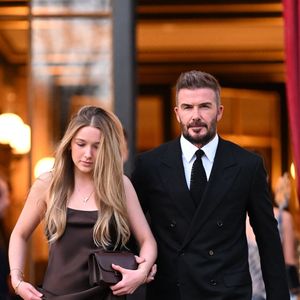 David Beckham et sa fille Harper Seven sortent de l'hôtel La Réserve Paris - Hotel and Spa pour se rendre au défilé de Victoria en marge de la Fashion Week de Paris (PFW), à Paris, France, le 7 mars 2025. © Pierre Perusseau/Bestimage