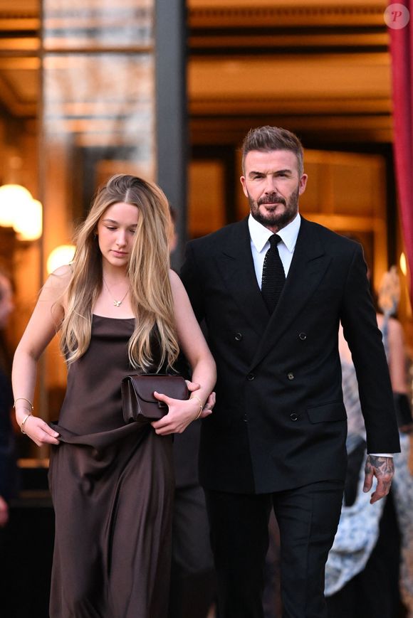 David Beckham et sa fille Harper Seven sortent de l'hôtel La Réserve Paris - Hotel and Spa pour se rendre au défilé de Victoria en marge de la Fashion Week de Paris (PFW), à Paris, France, le 7 mars 2025. © Pierre Perusseau/Bestimage