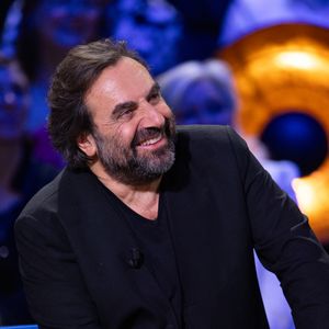 Exclusif - André Manoukian lors de l'enregistrement de l'émission "La Boîte à secrets", présentée par F.Bollaert et diffusée le 16 janvier 2026 sur France 3, dans les studios du Lendit à Saint-Denis, France, le 16 décembre 2025. © Cyril Moreau/Bestimage