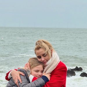 Elodie Gossuin profite d'un séjour familial en Bretagne.