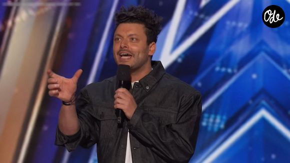 Kev Adams cartonne dans l'émission TV "America's Got Talent", l'équivalent de l'émission "La France a un incroyable talent", à Los Angeles. Lors de son premier passage il a été retenu avec 4 OUI des juges (Howie Mandel, Mel B, Sofía Vergara et Simon Cowell) pour continuer la suite de l'aventure. Kev Adams a mis en sketch les petites différences culturelles entre la France et les Etats-Unis.