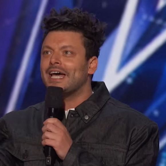 Kev Adams cartonne dans l'émission TV "America's Got Talent", l'équivalent de l'émission "La France a un incroyable talent", à Los Angeles. Lors de son premier passage il a été retenu avec 4 OUI des juges (Howie Mandel, Mel B, Sofía Vergara et Simon Cowell) pour continuer la suite de l'aventure. Kev Adams a mis en sketch les petites différences culturelles entre la France et les Etats-Unis.
