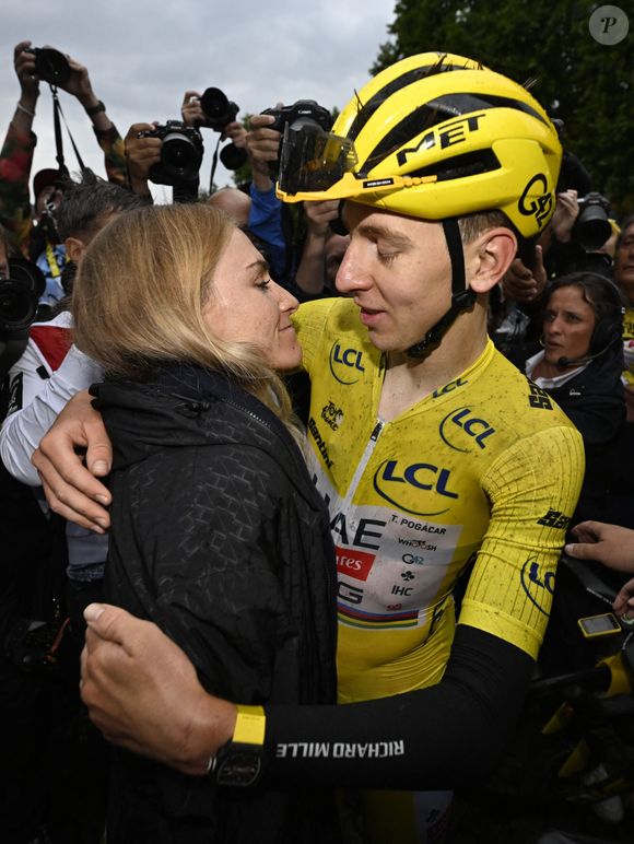 Etape 21 de la 112ème édition du Tour de France, le 24 juillet 2025. PARIS CHAMPS-ELYSEES, FRANCE - JULY 27 : Pogacar Tadej (SLO) et sa compagne
Photo News/Psnewz/Bestimage