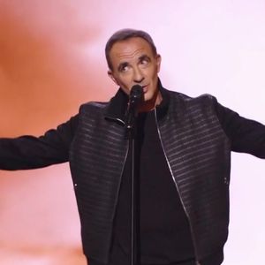 Nikos Aliagas sur le plateau de l'émission "The Voice"