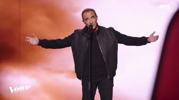Nikos Aliagas sur le plateau de l'émission "The Voice"