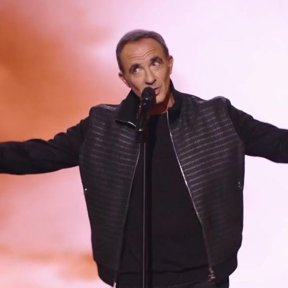 Nikos Aliagas sur le plateau de l'émission "The Voice"