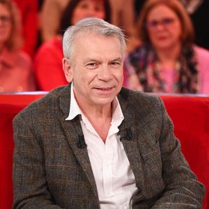 En effet, fin 2007, il débute une idylle avec Elsa Boublil et se marie avec elle en juin de l'année suivante...
Philippe Torreton à l'enregistrement de l'émission Vivement dimanche au studio Rive gauche, présentée par Michel Drucker sur France 3 le 22 février 2026. Crédit Guillaume Gaffiot/Bestimage
