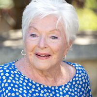Line Renaud, 97 ans et "pas fixée sur le futur" : la comédienne lucide mais pleine de vie