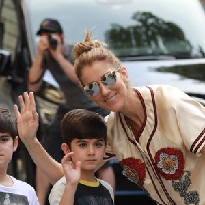 Les enfants de Céline Dion et de René Angélil épaulent aujourd'hui la chanteuse avec sa maladie.

Céline Dion s'est rendue chez l'opticien Meyrowitz avec ses jumeaux Eddy et Nelson pour s'acheter une paire de lunettes de soleil avant de rentrer à l'hôtel Royal Monceau à Paris le 17 juillet 2017. © Agence/Bestimage