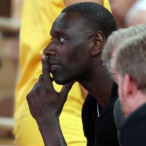 La star d'"Intouchables" n'était pas là, seulement, comme un simple fan de basket : Omar Sy est en effet devenu récemment copropriétaire du club parisien. 

Omar Sy - Célébrités assistent à la victoire de Monaco qui a remporté le match 4 de la finale de Betclic Élite face à Paris (80-74), Monaco le 22 juin 2025. © Stephane Pillaud / PsnewZ / Bestimage