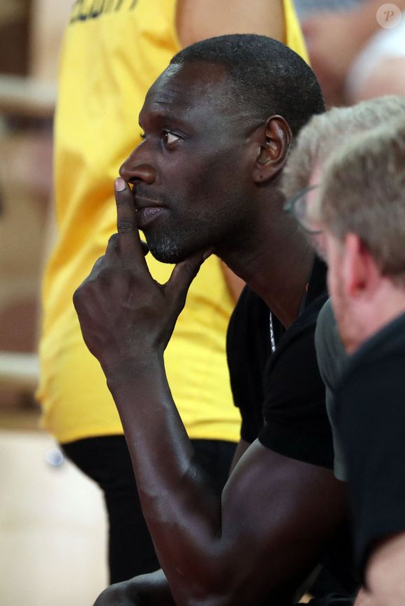La star d'"Intouchables" n'était pas là, seulement, comme un simple fan de basket : Omar Sy est en effet devenu récemment copropriétaire du club parisien. 

Omar Sy - Célébrités assistent à la victoire de Monaco qui a remporté le match 4 de la finale de Betclic Élite face à Paris (80-74), Monaco le 22 juin 2025. © Stephane Pillaud / PsnewZ / Bestimage