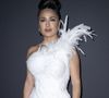 À 59 ans, l'épouse du grand patron était évidemment présente à son bras et a ébloui la place de la Castre dans une longue robe cintrée en plumes blanches.

Salma Hayek - Photocall de la soirée "Kering Women in Motion Awards" à la Place de la Castre lors du 79ème Festival International du Film de Cannes. Le 17 mai 2026.

© Olivier Borde / Bestimage