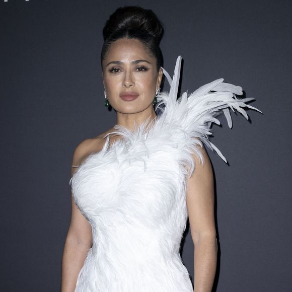 À 59 ans, l'épouse du grand patron était évidemment présente à son bras et a ébloui la place de la Castre dans une longue robe cintrée en plumes blanches.

Salma Hayek - Photocall de la soirée "Kering Women in Motion Awards" à la Place de la Castre lors du 79ème Festival International du Film de Cannes. Le 17 mai 2026.

© Olivier Borde / Bestimage
