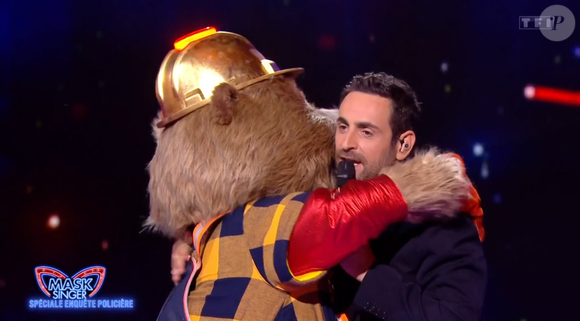 Finalement, c'est un humoriste qui se cachait sous ce costume 


Le Castor dans Mask Singer, capture d'écran TF1