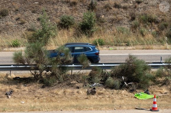 Cependant, ses médecins lui ont déconseillé de prendre l'avion après sa récente opération chirurgicale destinée à soigner une gêne pulmonaire persistante

Les lieux de l'accident où Diogo Jota et son frère André Silva ont perdu la vie sur l'A-52, près de Cernadilla (Espagne), le 3 juillet 2025. 
© Emilio Fraile / Europa Press / Bestimage