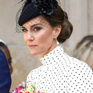 Pour séduire le prince William, Kate Middleton avait défilé avec une robe en dentelle transparente laissant apparaître ses dessous lors d'une soirée organisée par l'université St Andrews.

Kate Middleton à Thanksgiving qui marque le 80ème anniversaire de VE Day à l'Abbaye de Westminster @Backgrid UK/ Bestimage