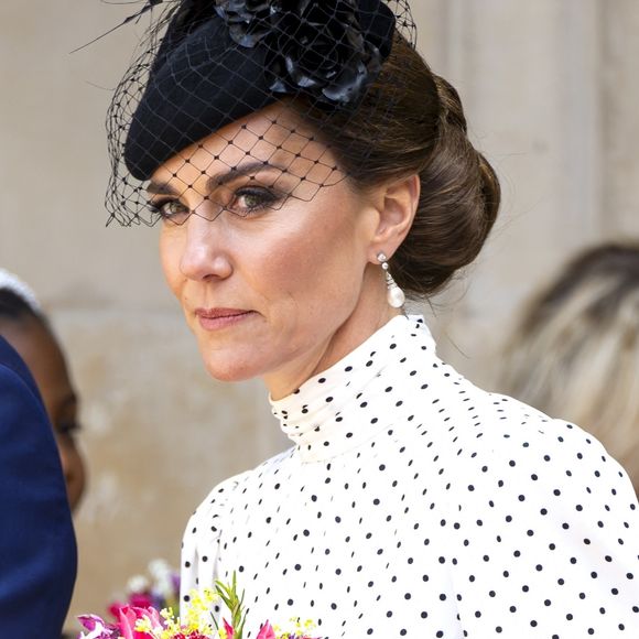 Pour séduire le prince William, Kate Middleton avait défilé avec une robe en dentelle transparente laissant apparaître ses dessous lors d'une soirée organisée par l'université St Andrews.

Kate Middleton à Thanksgiving qui marque le 80ème anniversaire de VE Day à l'Abbaye de Westminster @Backgrid UK/ Bestimage