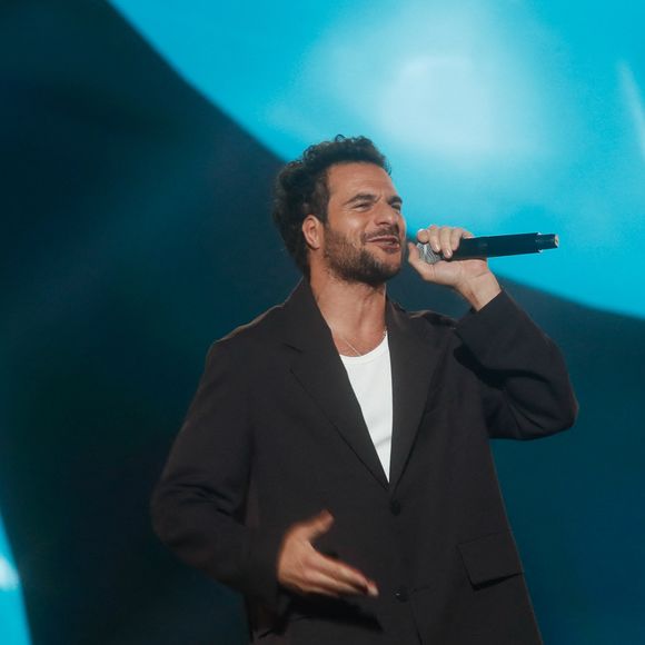 C'est Edouard Algayon, guitariste et ex-élève de la Star Academy, qui a été victime d’un problème de santé à Grenoble.

 Amir Haddad - Enregistrement de l'émission "Les disques d'or de l'année" au Dôme de Paris, présentée par E.Gossuin et diffusée le 24 décembre à 21h10 sur M6
© Christophe Clovis / Bestimage