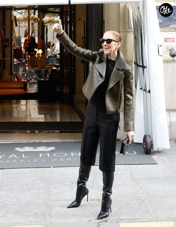 Céline Dion - Céline Dion acclamée par ses fans à la sortie du palace Royal Monceau à Paris. Céline Dion fait son grand retour sur scène à Paris avec une série de concerts exceptionnels à la Paris La Défense Arena du 12 septembre au 17 octobre 2026. Paris le31/08/2026.
© Marc Ausset Lacroix / Bestimage