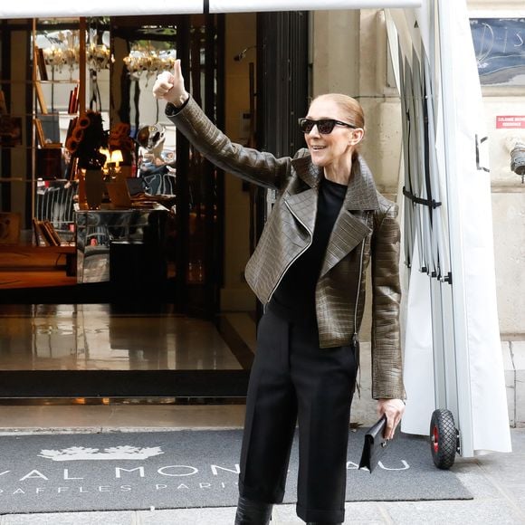 Céline Dion - Céline Dion acclamée par ses fans à la sortie du palace Royal Monceau à Paris. Céline Dion fait son grand retour sur scène à Paris avec une série de concerts exceptionnels à la Paris La Défense Arena du 12 septembre au 17 octobre 2026. Paris le31/08/2026.
© Marc Ausset Lacroix / Bestimage