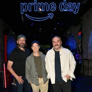 Fred Testot, Jonathan Lambert, François-Xavier Demaison - Prime d'Amazon fait sa fête foraine au Bridge Club à Paris le 25 juin 2025.  Hier soir, le Bridge Club s’est métamorphosé en fête foraine où de nombreuses personnalités se sont réunies pour célébrer Prime Day, l’événement shopping estival qui animera l’été du 8 au 11 juillet.
 © Veeren/Bestimage