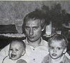 Officiellement, Vladimir Poutine n'a que deux filles : Katerina Tikhonova et Maria Poutina.

Vladimir Poutine avec ses deux filles, Katerina Tikhonova et Maria Poutina (Maria Vorontsova). 1989. JLPPA / Bestimage