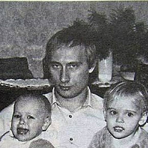 Officiellement, Vladimir Poutine n'a que deux filles : Katerina Tikhonova et Maria Poutina.

Vladimir Poutine avec ses deux filles, Katerina Tikhonova et Maria Poutina (Maria Vorontsova). 1989. JLPPA / Bestimage
