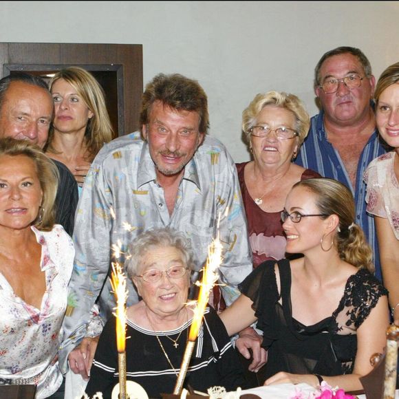 Laeticia et Johnny Hallyday en famille pour l'anniversaire de "Mame" (Odette), l'arrière grand-mère de Laeticia en 2003 - © Daneil Angeli Bestimage