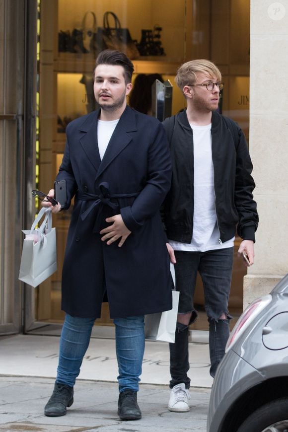 Exclusif - Le chanteur Olympe (de son vrai nom Joffrey Boulanger), révélé par la saison 2 de "The Voice" et son futur mari le blogueur mode Julien Van Der Drisch achètent des alliances à Paris le 19 mai 2016. Agence / Bestimage