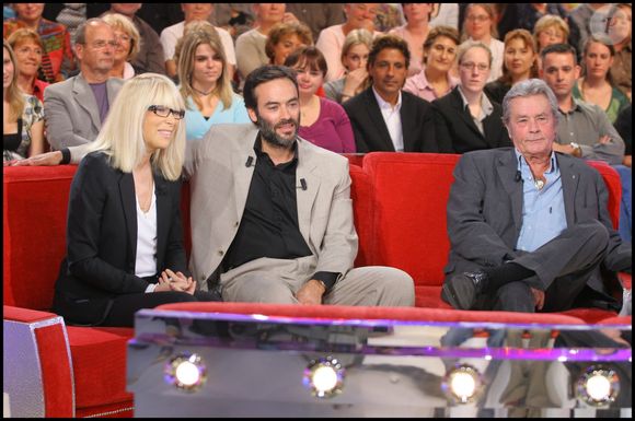 Alain Delon, Mireille Darc et Anthony Delon sur le plateau de "Vivement dimanche" le 24 septembre 2008. © Guillaume Gaffiot/bestimage
