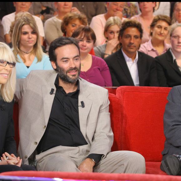 Alain Delon, Mireille Darc et Anthony Delon sur le plateau de "Vivement dimanche" le 24 septembre 2008. © Guillaume Gaffiot/bestimage