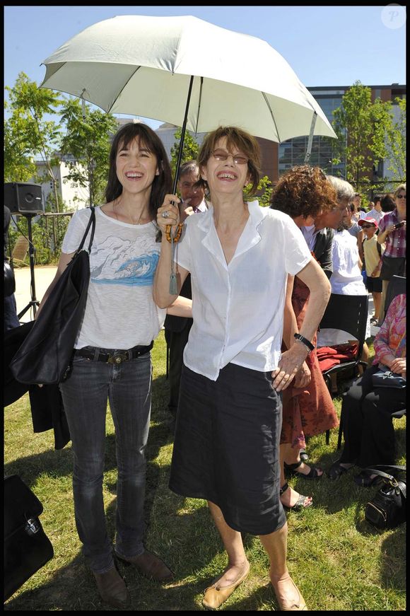 Elle dit n'avoir pas non plus hérité de l'excentricité et de la folie de sa mère

Jane Birkin et Charlotte Gainsbourg à l'inauguration du jardin Serge Gainsbourg, porte des Lilas à Paris, le 8 juillet 2010.
COADIC GUIREC / BESTIMAGE