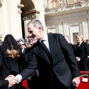Le président français Emmanuel Macron, Le roi Felipe VI et la reine Letizia d’Espagne - Les dirigeants et les têtes couronnées, venus du monde entier, assistent aux funérailles du pape François sur la place Saint-Pierre au Vatican à Rome, le 26 avril 2025. LALO YASKY / BESTIMAGE