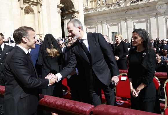 Le président français Emmanuel Macron, Le roi Felipe VI et la reine Letizia d’Espagne - Les dirigeants et les têtes couronnées, venus du monde entier, assistent aux funérailles du pape François sur la place Saint-Pierre au Vatican à Rome, le 26 avril 2025. LALO YASKY / BESTIMAGE