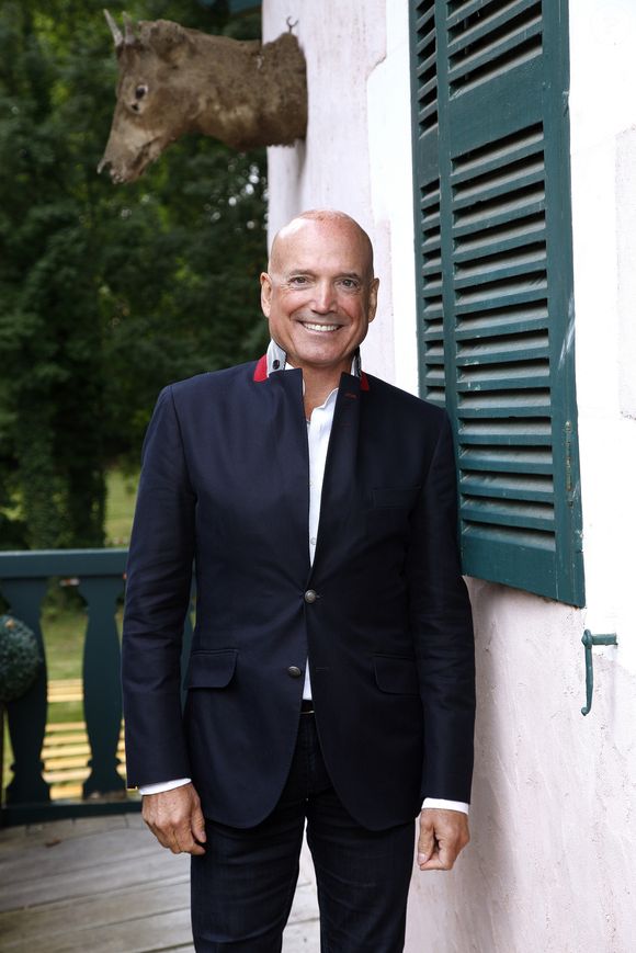 Il s'agit de Louis Bodin, monsieur météo qui a rejoint la chaîne il y a maintenant 15 ans.

Louis Bodin 2013 - portrait
JLPPA / Bestimage