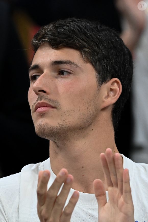 Dylan Deschamps en tribune du match de demi-finale opposant la France au Maroc lors de la Coupe du Monde 2022 au stade Al-Bayt, à Doha, Qatar, le 14 décembre 2022. La France a gagné 2-0. © Philippe Perusseau/Bestimage